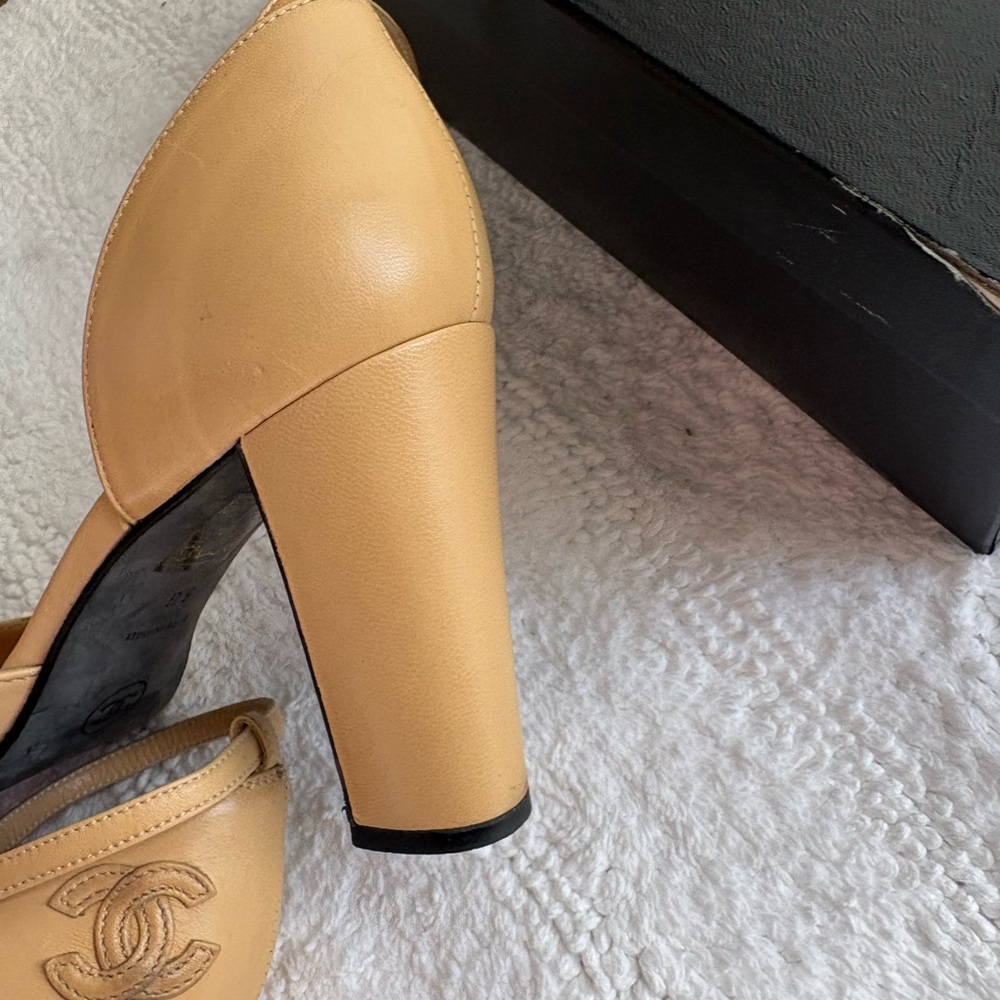 CHANEL Women's Two-Tone classic Beige and Black cap toe Vintage Heels - Picture 13 of 17